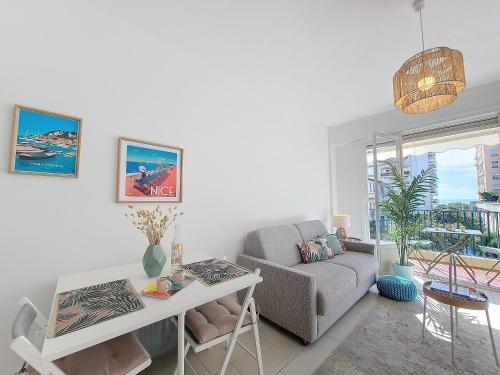 un salon avec un canapé et une table dans l'établissement Nestor&Jeeves - STUDIO RIVIERA - Central - Very close sea, à Nice