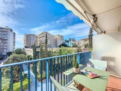 un balcon avec une table et une vue sur une ville dans l'établissement Nestor&Jeeves - STUDIO RIVIERA - Central - Very close sea, à Nice