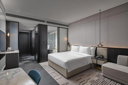 Katil atau katil-katil dalam bilik di Crowne Plaza Ezhou by IHG