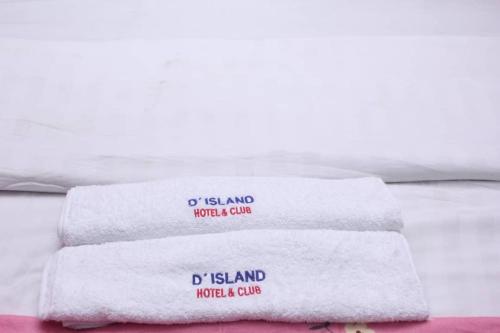 una pila de toallas sentadas encima de una cama en D’ ISLAND AND CLUB HOTEL en Lekki