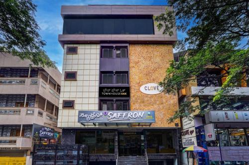 een gebouw met een bord voor een winkel bij Super Townhouse OAK Clove Boutique Hotel Rajaji Nagar Near Lulu Mall Bengaluru in Bangalore