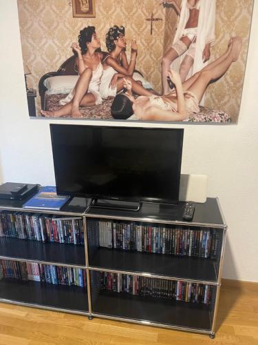 Η βιβλιοθήκη του διαμερίσματος