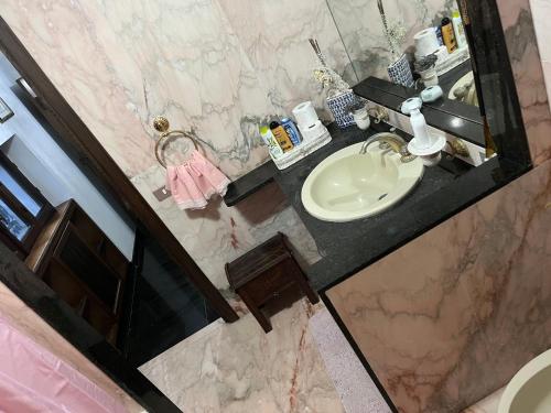 y baño con lavabo y espejo. en FONDAZIONE VILLA POINT ONLUS, en San Felice Circeo