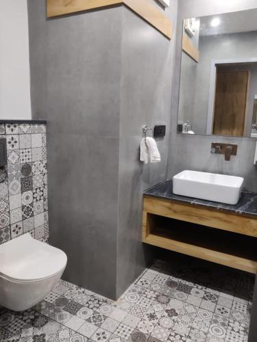 Un baño de Hotel Basant Sarovar