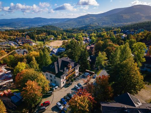 z góry widok na miasto z drzewami i budynkami w obiekcie Karkonoski SPA - Bufet mini All Inclusive gratis! w mieście Karpacz