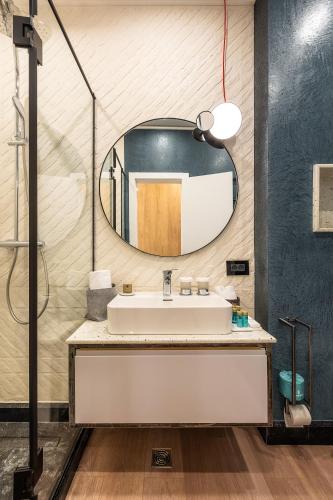a bathroom with a sink and a mirror at Rosetti One in Constanţa