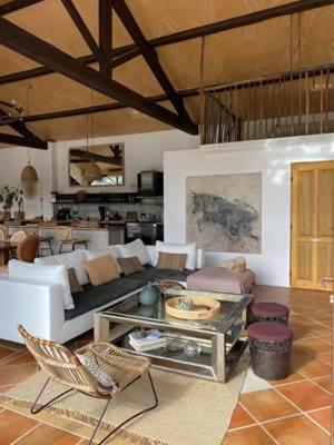 a living room with a white couch and chairs at Le Mas des Perrines Maison d’Hôtes in Pernes-les-Fontaines