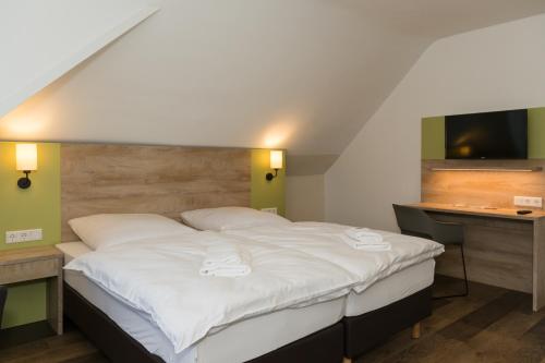 Letto o letti in una camera di Roca Restaurant und Hotel