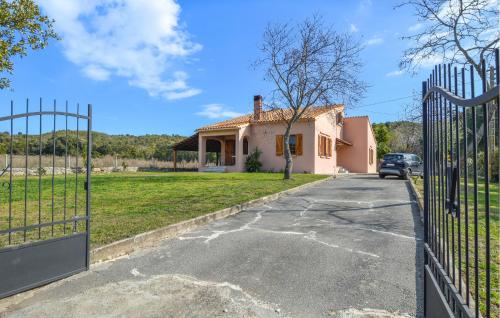 una casa con una puerta delante de un patio en Aleria, en Pancheraccia