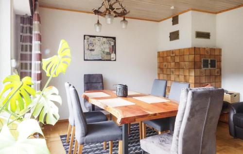 a dining room with a wooden table and chairs at Stunning Apartment In Hinterweidenthal in Hinterweidenthal