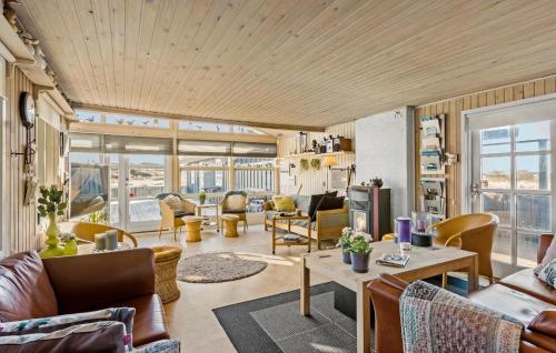 una sala de estar con sofás y sillas en 4 Bedroom Beautiful Home In Pandrup, en Pandrup