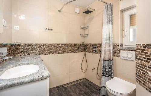 een badkamer met een douche, een toilet en een wastafel bij Pet Friendly Apartment In Sv,juraj With Heated Swimming Pool in Sveti Juraj