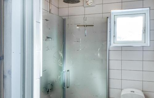 y baño con ducha y puerta de cristal. en Lovely Home In kersberga With Wifi, en Åkersberga