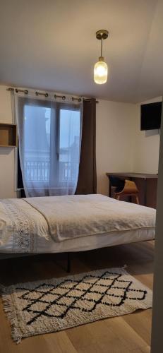 1 dormitorio con 1 cama grande y ventana en Green room, en Asnières-sur-Seine