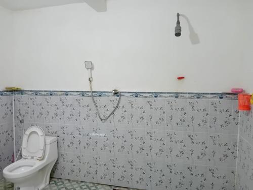 La salle de bains est pourvue d'une douche et de toilettes. dans l'établissement Delima Cottage New Room, à Langgur