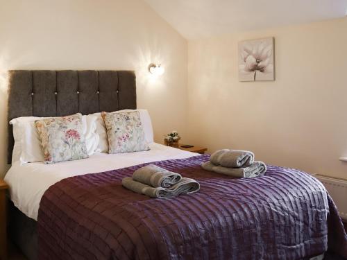 - une chambre avec un lit et des serviettes dans l'établissement Bwthyn Glanllyn, à Llanuwchllyn