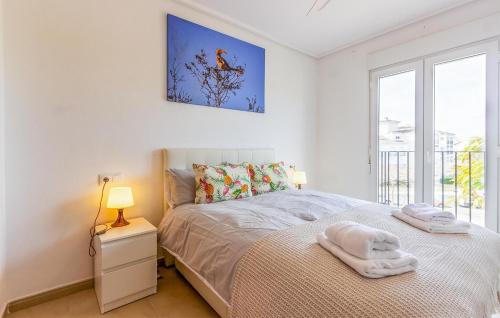 Habitación blanca con cama y ventana en Beautiful Apartment In Sucina With Kitchen, en Sucina