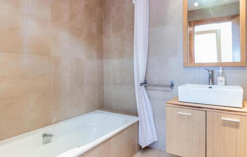 y baño con bañera y lavamanos. en Beautiful Apartment In Sucina With Kitchen, en Sucina
