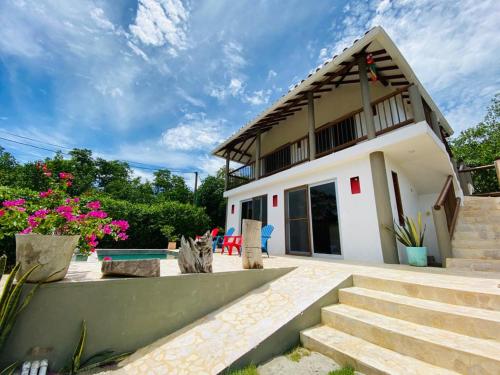 a villa with a pool and a house at Cabaña cerca al Mar con Pisicina y AC en Tolú in Tolú