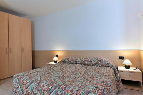 1 dormitorio con 1 cama y 2 mesitas de noche con lámparas en Agritur Fantelli Nicola 5, en Monclassico