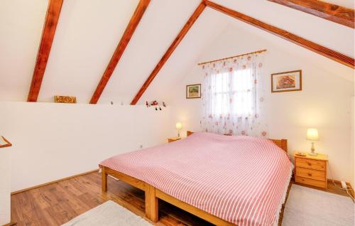 1 dormitorio con 1 cama en el ático en Nice Home In Veliki Grdevac With Kitchen 