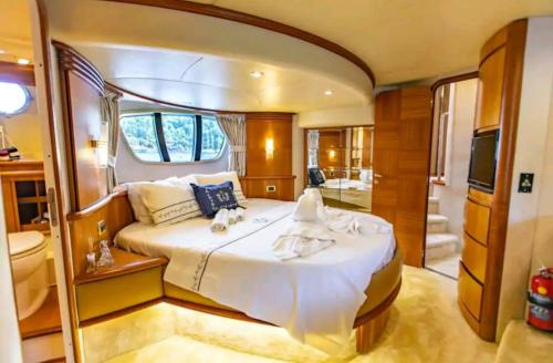 1 dormitorio con 1 cama grande en un barco en Vision yatch, en Göcek