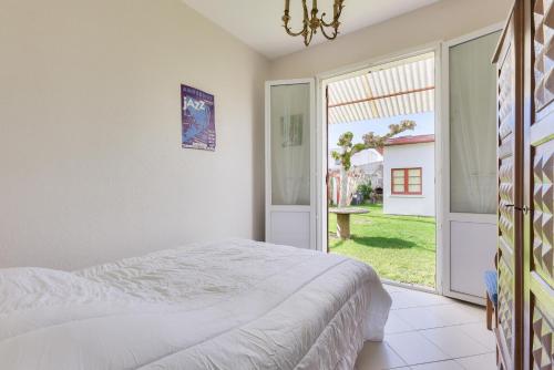 Ένα ή περισσότερα κρεβάτια σε δωμάτιο στο Escale avec jardin - 750m plage de la Jetée