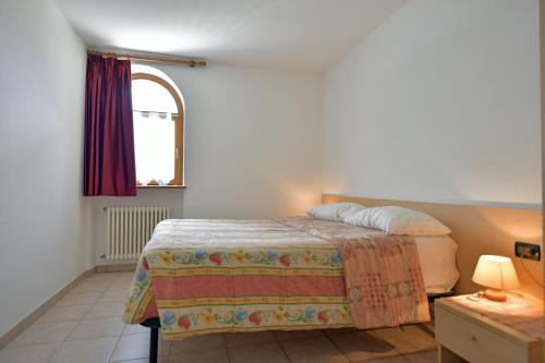 Schlafzimmer mit einem Bett und einem Fenster in der Unterkunft Agritur Fantelli Nicola 6 in Monclassico
