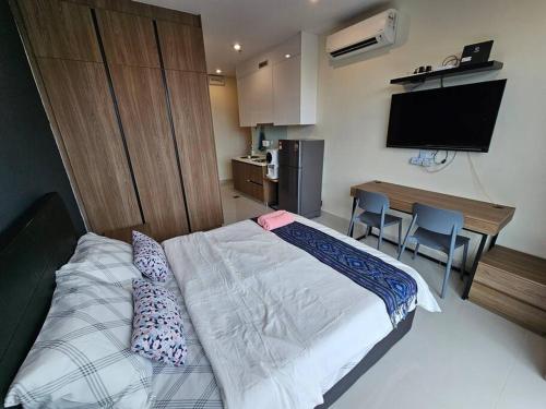 ein kleines Schlafzimmer mit einem Bett und einer Küche in der Unterkunft Kozi Square comfort Studio Home 2E in Kuching