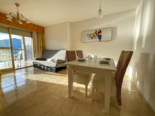 Postel nebo postele na pokoji v ubytování Apartamentos Neptuno Oropesa 3000