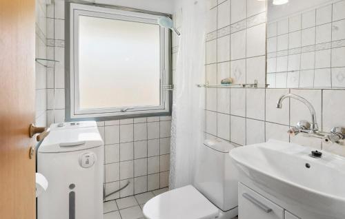 Et badeværelse på 3 Bedroom Awesome Home In Nysted