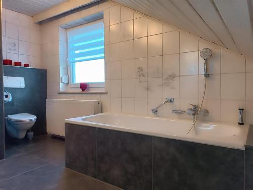 Un baño con bañera y WC. en Ferienwohnung Bauer, en Lam