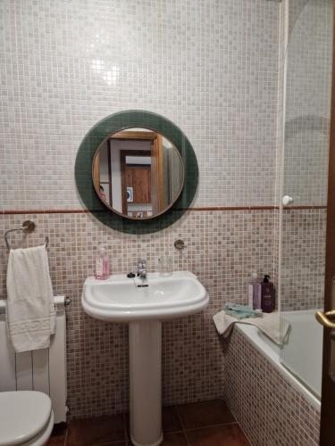 y baño con lavabo y espejo. en El Hechizo de Biescas en Biescas