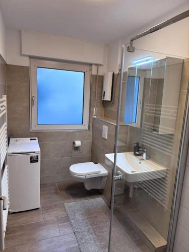 Kylpyhuone majoituspaikassa Modernes Appartement in Kamen