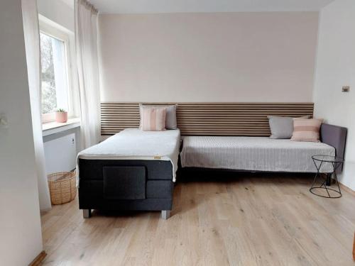 a bedroom with a bed and a couch in it at Modernes Appartement in Kamen in Kamen
