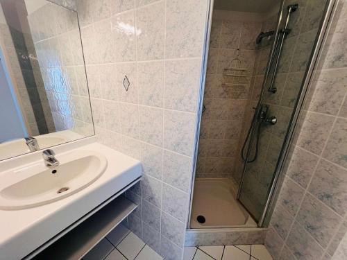 une salle de bain avec un lavabo et une douche dans l'établissement Quiberon - Appartement 2P 33m² avec aperçu mer, balcon, parking et animaux acceptés - FR-1-478-112, à Quiberon