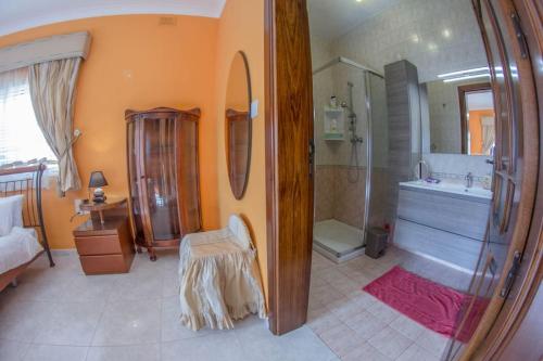 e bagno con doccia, lavandino e vasca. di Djukel Villa with Pool a Mellieħa
