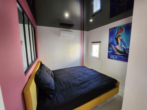 een slaapkamer met een bed in een kamer met een raam bij Villa Bellevue Port Nature3 Village Naturiste 2 chambres in Cap d'Agde