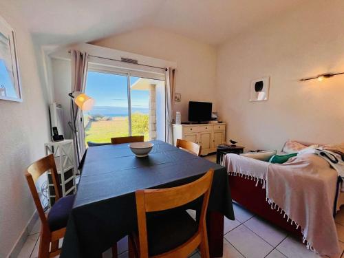 un salon avec une table et un lit dans l'établissement Maison 3 pièces avec Terrasse et Garage, proche centre de Quiberon - FR-1-478-117, à Quiberon