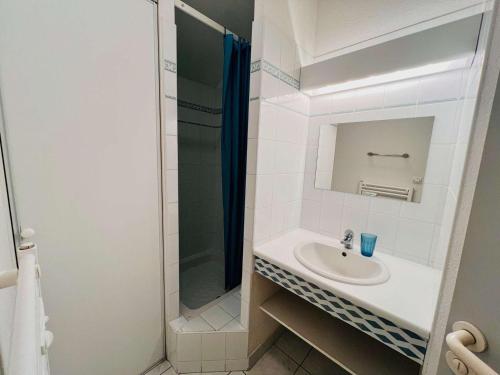 une salle de bain blanche avec un lavabo et une douche dans l'établissement Maison 3 pièces avec Terrasse et Garage, proche centre de Quiberon - FR-1-478-117, à Quiberon