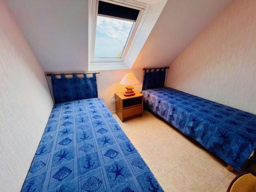 une petite chambre avec un lit et une fenêtre dans l'établissement Quiberon - Appart 3 pièces 56m² - Face Mer, Balcon et Parking - FR-1-478-189, à Quiberon