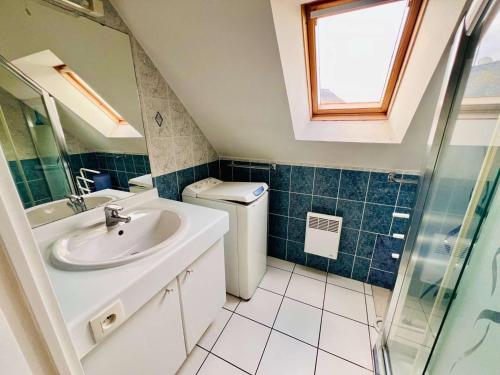 une salle de bain avec un lavabo et des toilettes et une fenêtre dans l'établissement Quiberon - Appart 3 pièces 56m² - Face Mer, Balcon et Parking - FR-1-478-189, à Quiberon