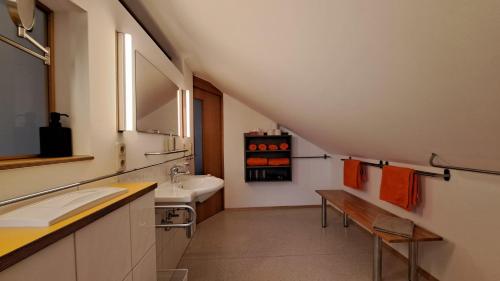 bagno con lavandino, servizi igienici e specchio di Ferienwohnung Pia a Wald am Arlberg