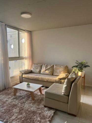 uma sala de estar com um sofá e uma mesa de centro em Departamento en San Lorenzo em San Lorenzo