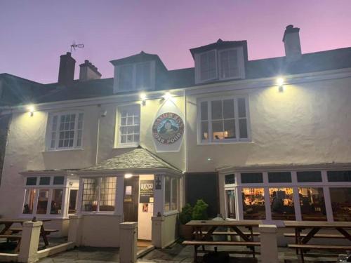 un bâtiment avec une horloge sur son côté dans l'établissement Seaview Inn, à Falmouth