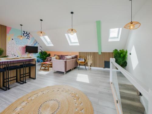 uma sala de estar com uma escada e um sofá em Rise Duplex Apartments - Market Harborough em Market Harborough
