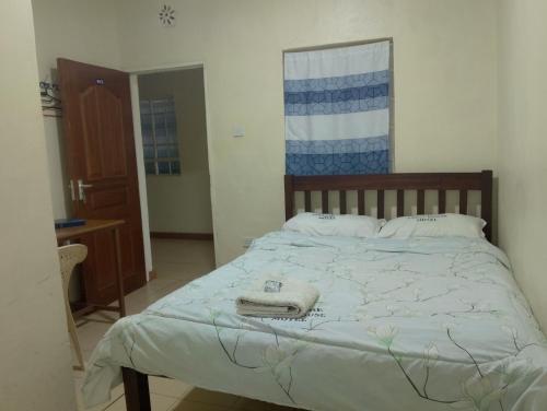 Tempat tidur dalam kamar di AIC Kijabe Motel