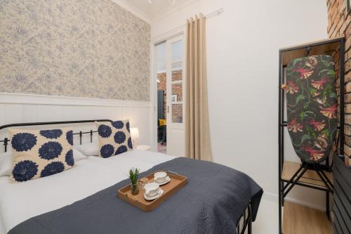 Krevet ili kreveti u jedinici u objektu Dietla One Bedroom Apartments with Air Conditioning & Balcony by Renters
