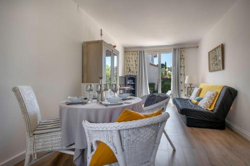 une salle à manger avec une table et des chaises dans l'établissement Rez de jardin à 400m de la Plage pour 4, à Pornic