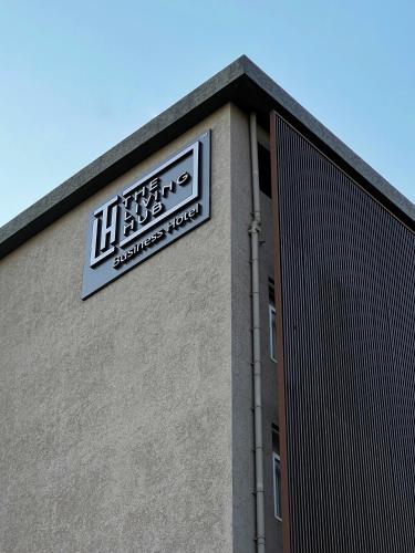 The Living Hub Business Hotel, Kolhapurに飾ってある許可証、賞状、看板またはその他の書類